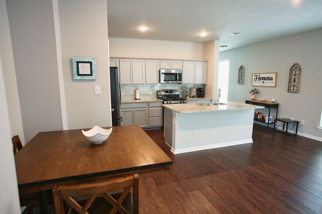 115 Austin Road, Angleton, TX 77515