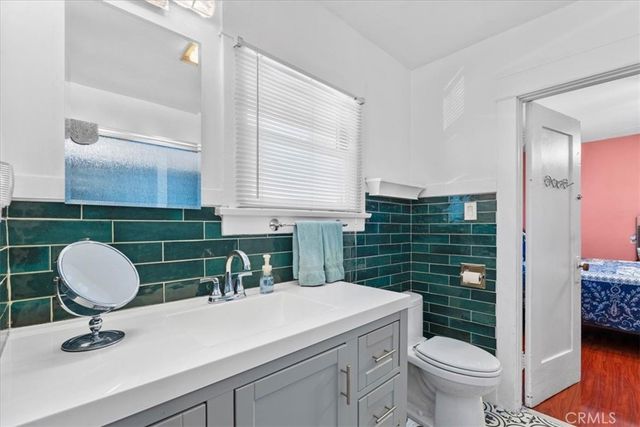 7715 Whitsett, Los Angeles, CA 90001