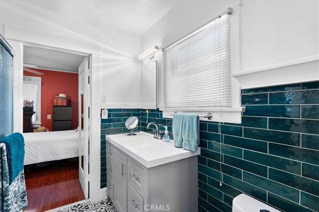 7715 Whitsett, Los Angeles, CA 90001