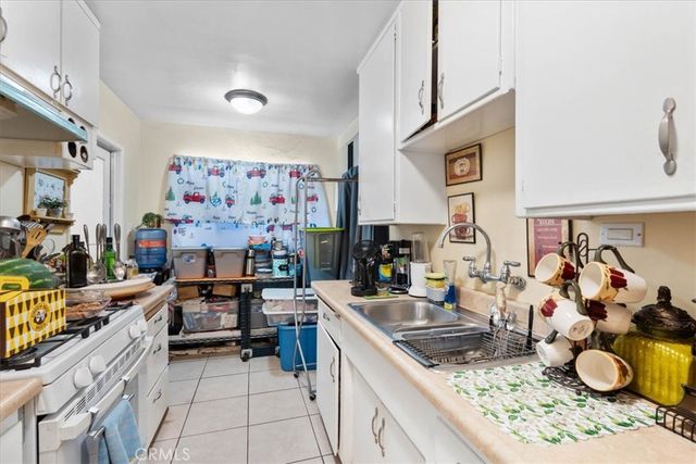 7715 Whitsett, Los Angeles, CA 90001