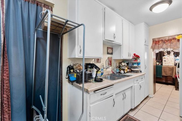 7715 Whitsett, Los Angeles, CA 90001