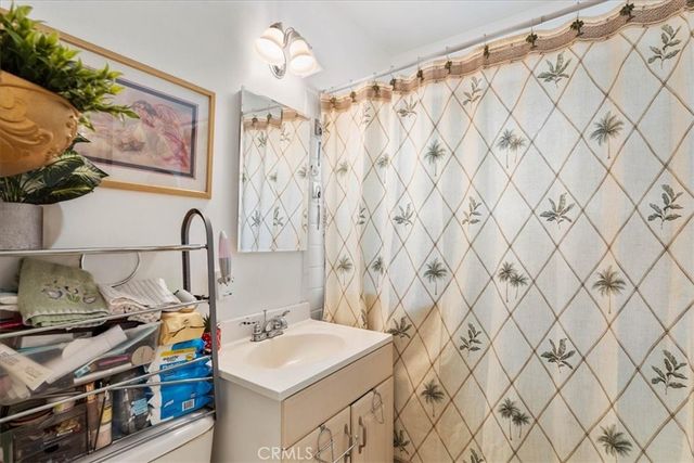 7715 Whitsett, Los Angeles, CA 90001