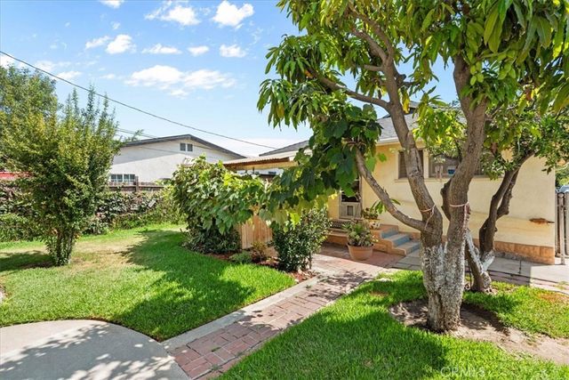 7715 Whitsett, Los Angeles, CA 90001