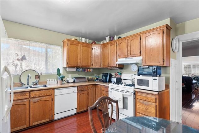 7715 Whitsett, Los Angeles, CA 90001