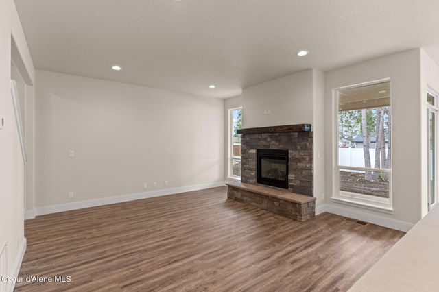 8975 BEDWELL ST, Rathdrum, ID 83858