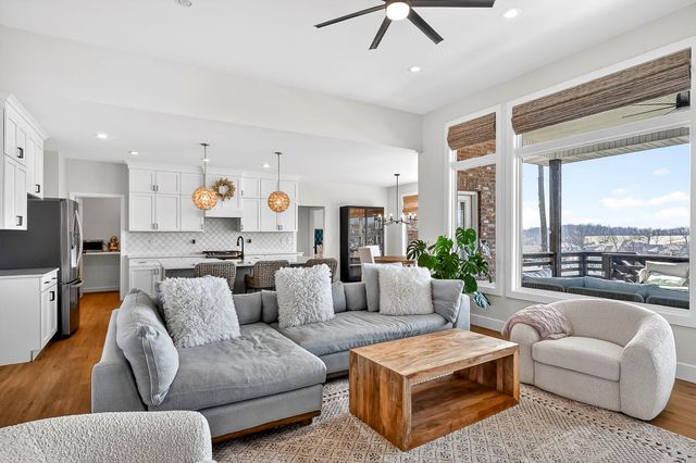 6039 S Kings Avenue, Springfield, MO 65810