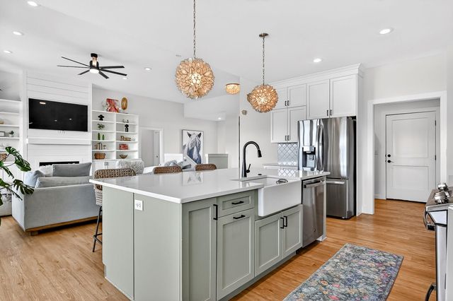 6039 S Kings Avenue, Springfield, MO 65810