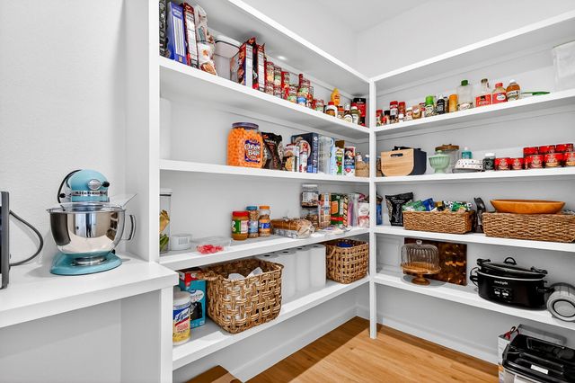 6039 S Kings Avenue, Springfield, MO 65810