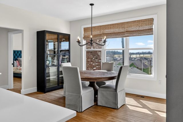 6039 S Kings Avenue, Springfield, MO 65810