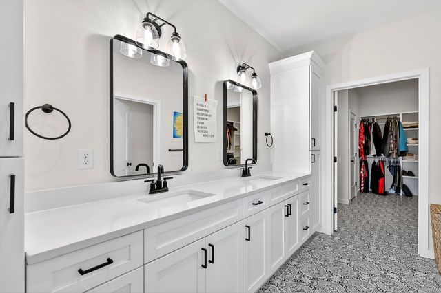 6039 S Kings Avenue, Springfield, MO 65810