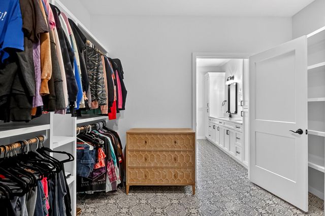 6039 S Kings Avenue, Springfield, MO 65810