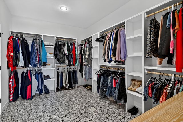 6039 S Kings Avenue, Springfield, MO 65810