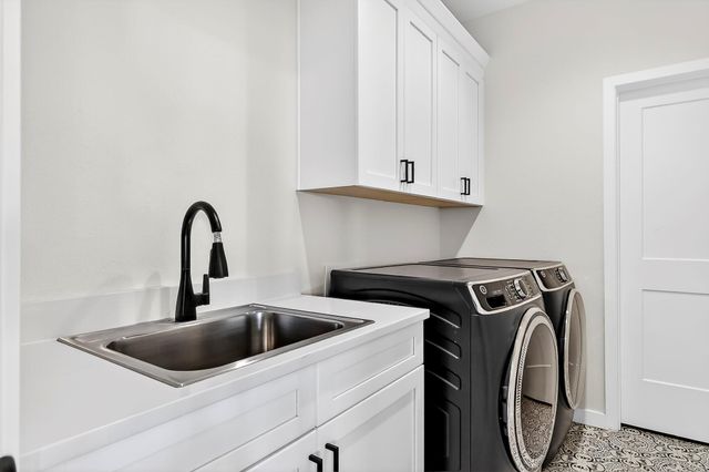 6039 S Kings Avenue, Springfield, MO 65810