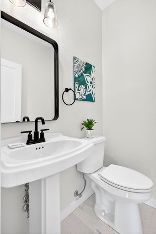 6039 S Kings Avenue, Springfield, MO 65810