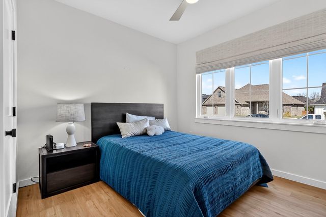 6039 S Kings Avenue, Springfield, MO 65810