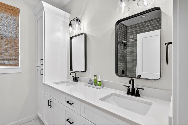 6039 S Kings Avenue, Springfield, MO 65810