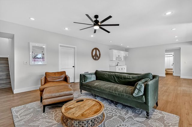 6039 S Kings Avenue, Springfield, MO 65810