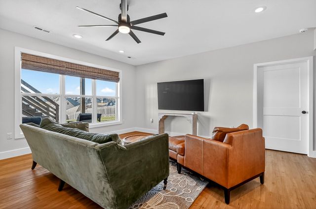 6039 S Kings Avenue, Springfield, MO 65810