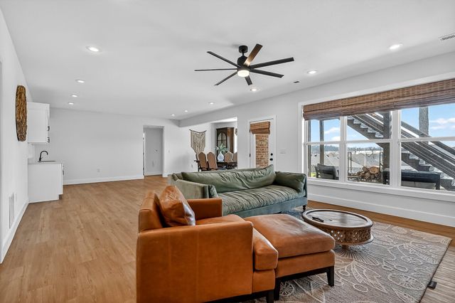 6039 S Kings Avenue, Springfield, MO 65810