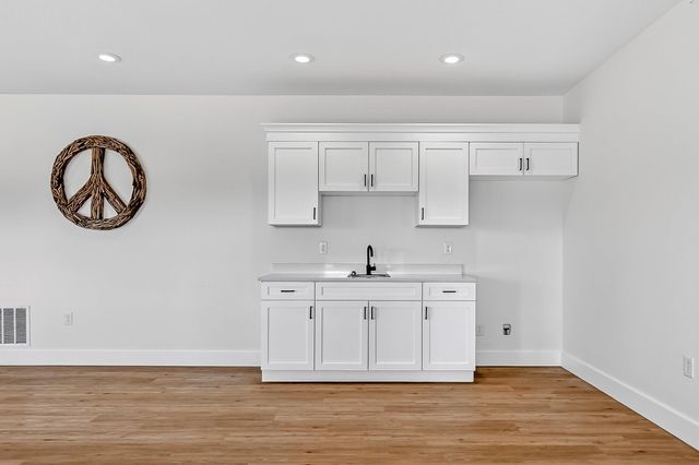 6039 S Kings Avenue, Springfield, MO 65810