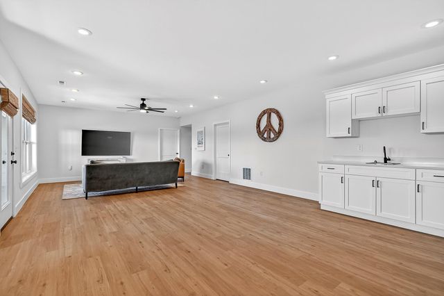 6039 S Kings Avenue, Springfield, MO 65810