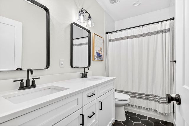 6039 S Kings Avenue, Springfield, MO 65810