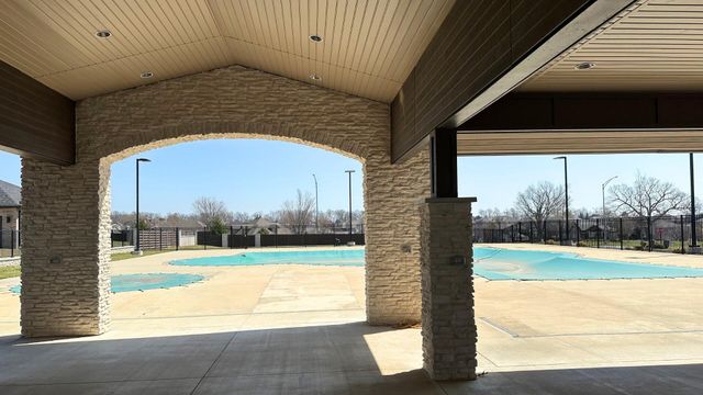 6039 S Kings Avenue, Springfield, MO 65810