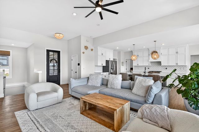 6039 S Kings Avenue, Springfield, MO 65810