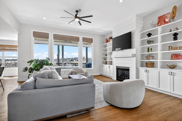 6039 S Kings Avenue, Springfield, MO 65810