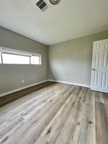 327 W 7th Street, Freeport, TX 77541