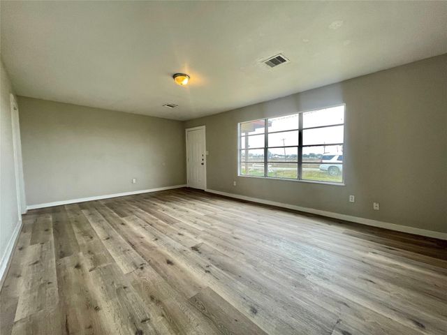 327 W 7th Street, Freeport, TX 77541