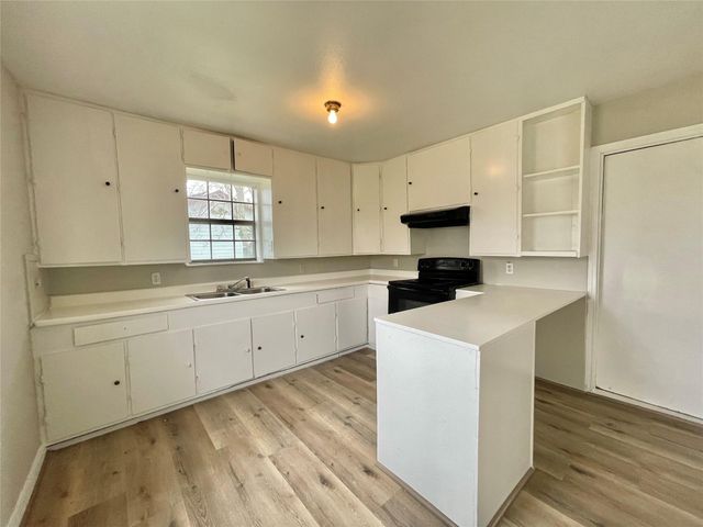 327 W 7th Street, Freeport, TX 77541