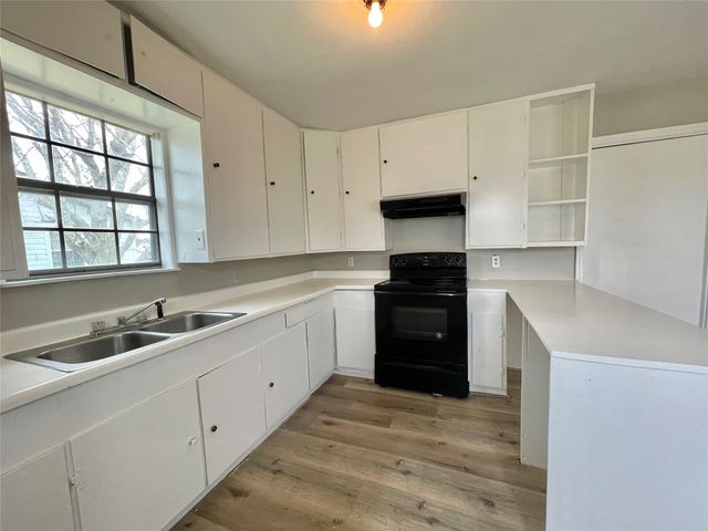 327 W 7th Street, Freeport, TX 77541