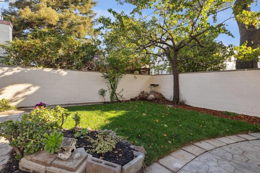 Image 58 of property listing at 1728 Cambridge Dr, Alameda, CA 94501