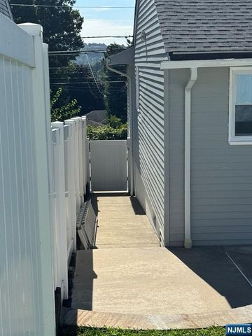 13 Minnisink Road, Totowa, NJ 07512