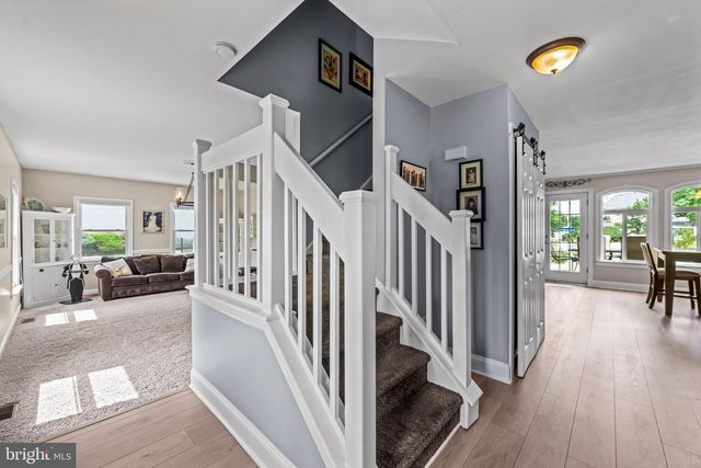 20 HORSESHOE DR, Mount Laurel, NJ 08054