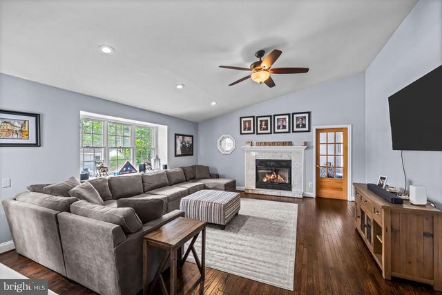 20 HORSESHOE DR, Mount Laurel, NJ 08054