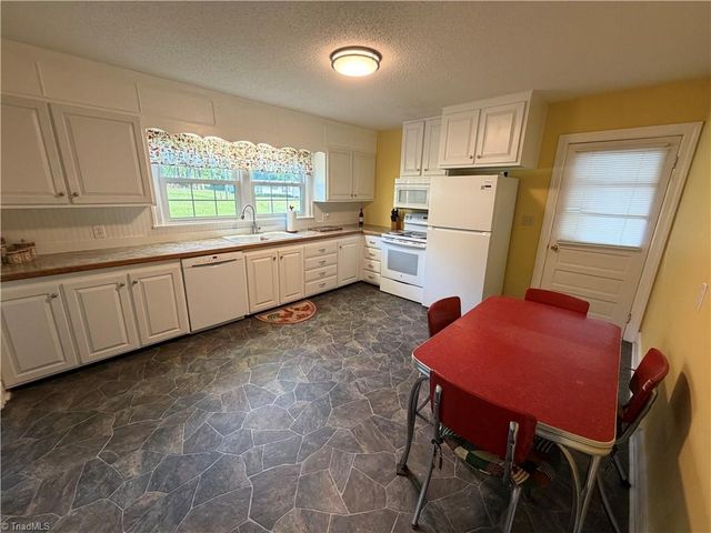 4470 Nc 268, Ararat, NC 27007