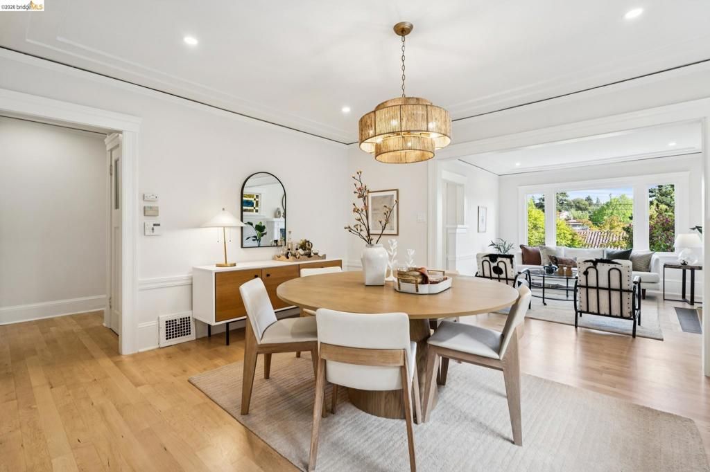 Image 11 of property listing at 1121 Ranleigh Ave, Piedmont, CA 94610