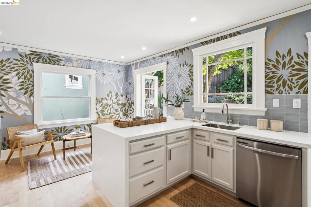 Image 14 of property listing at 1121 Ranleigh Ave, Piedmont, CA 94610