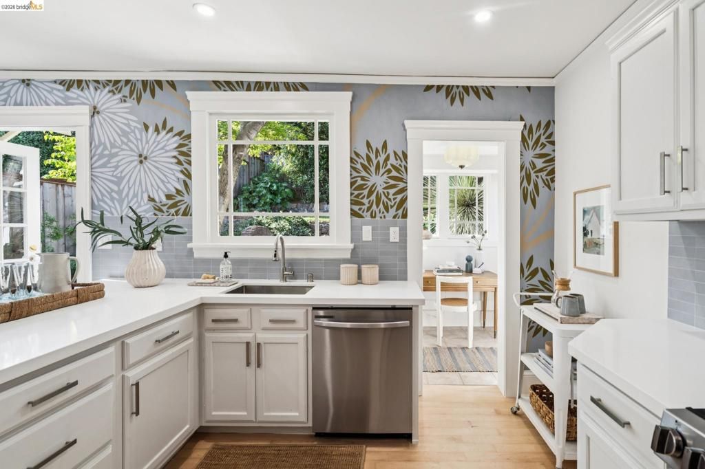 Image 15 of property listing at 1121 Ranleigh Ave, Piedmont, CA 94610