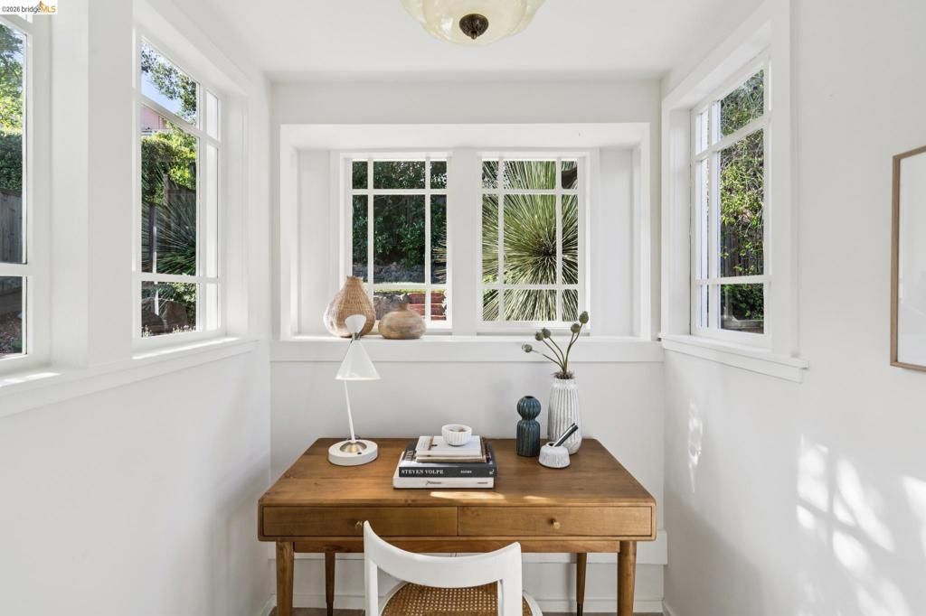 Image 17 of property listing at 1121 Ranleigh Ave, Piedmont, CA 94610