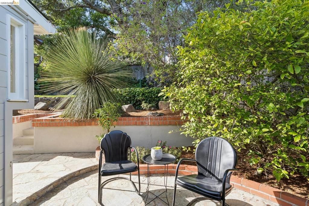 Image 19 of property listing at 1121 Ranleigh Ave, Piedmont, CA 94610