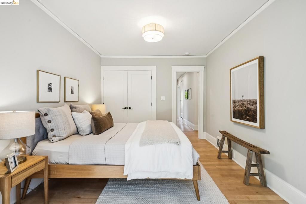 Image 20 of property listing at 1121 Ranleigh Ave, Piedmont, CA 94610