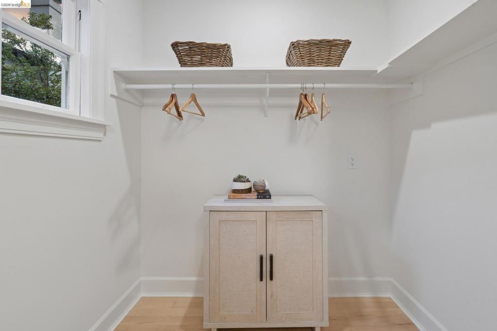 Image 22 of property listing at 1121 Ranleigh Ave, Piedmont, CA 94610