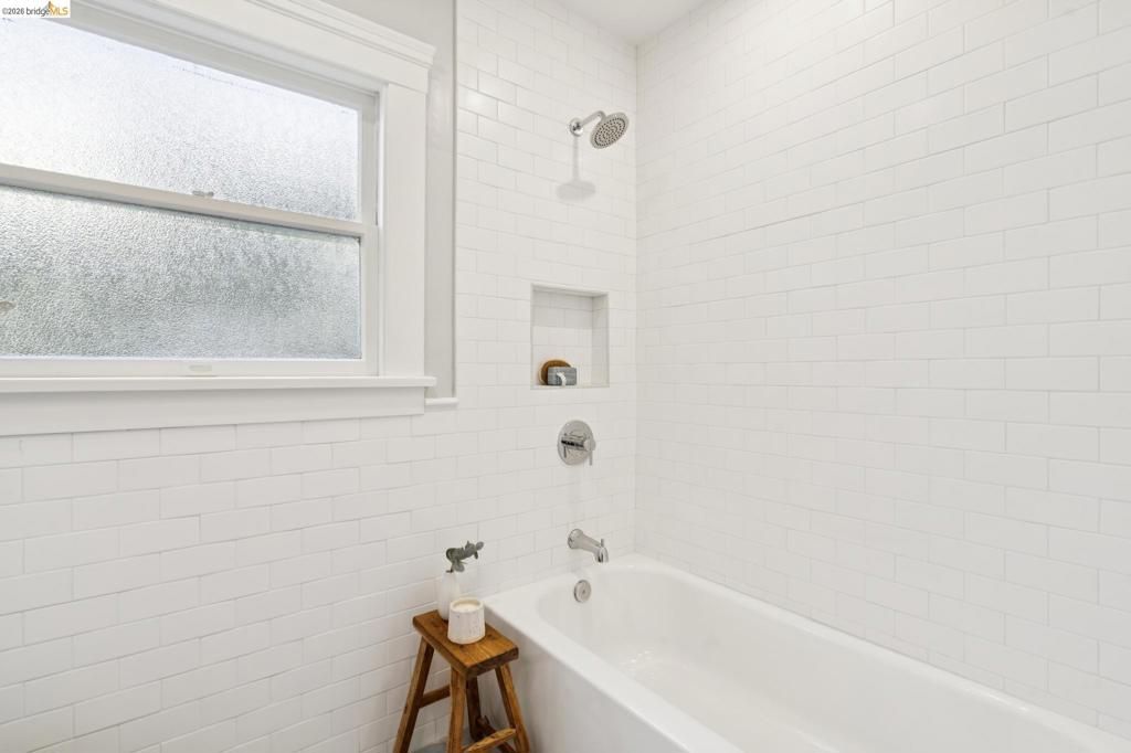 Image 24 of property listing at 1121 Ranleigh Ave, Piedmont, CA 94610