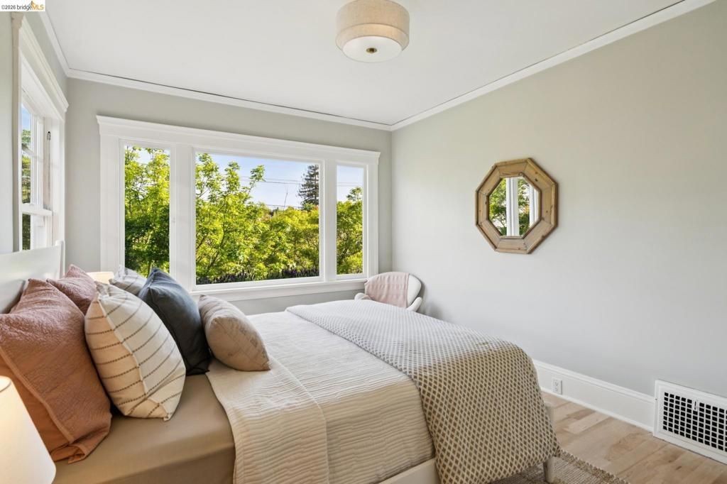 Image 26 of property listing at 1121 Ranleigh Ave, Piedmont, CA 94610