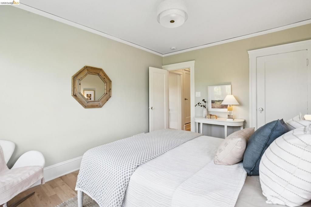 Image 27 of property listing at 1121 Ranleigh Ave, Piedmont, CA 94610