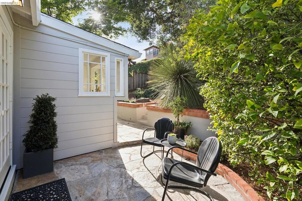 Image 31 of property listing at 1121 Ranleigh Ave, Piedmont, CA 94610