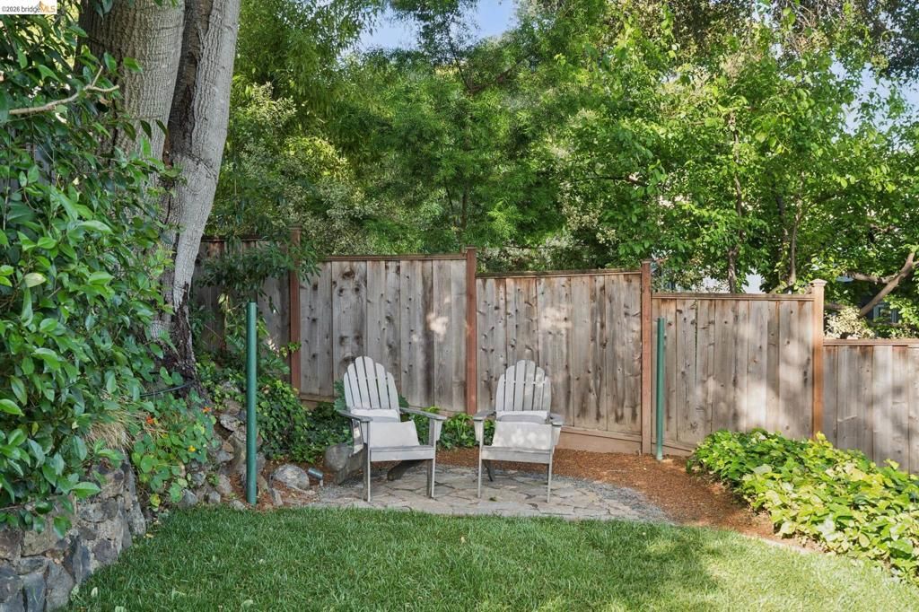 Image 32 of property listing at 1121 Ranleigh Ave, Piedmont, CA 94610